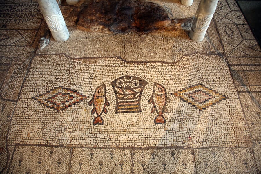 פסיפס שנמצא בתוך כנסיית הלחם והדגים